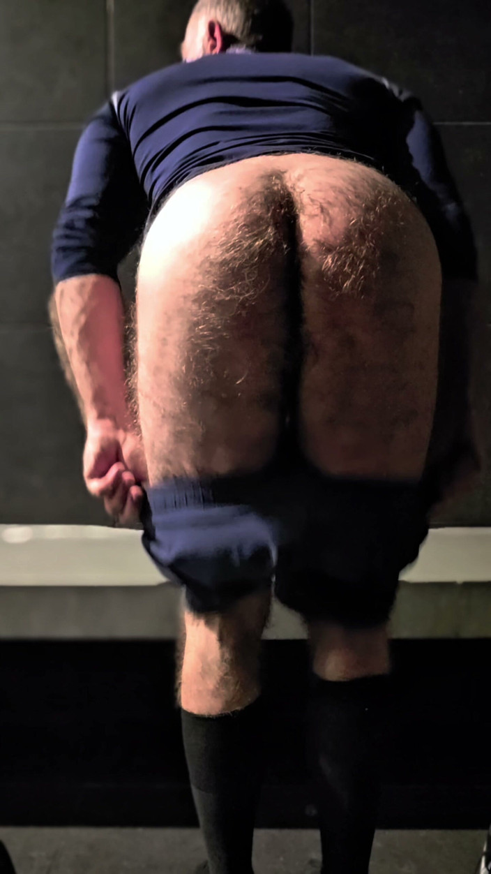 JackvanDean: 털이 무성한 곰의 발과 양말