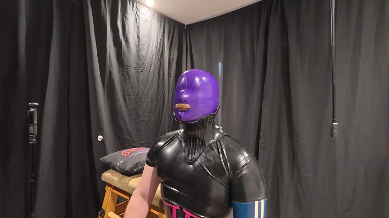 The Izars: Het eerste bezoek van Latex aan mij beperkt
