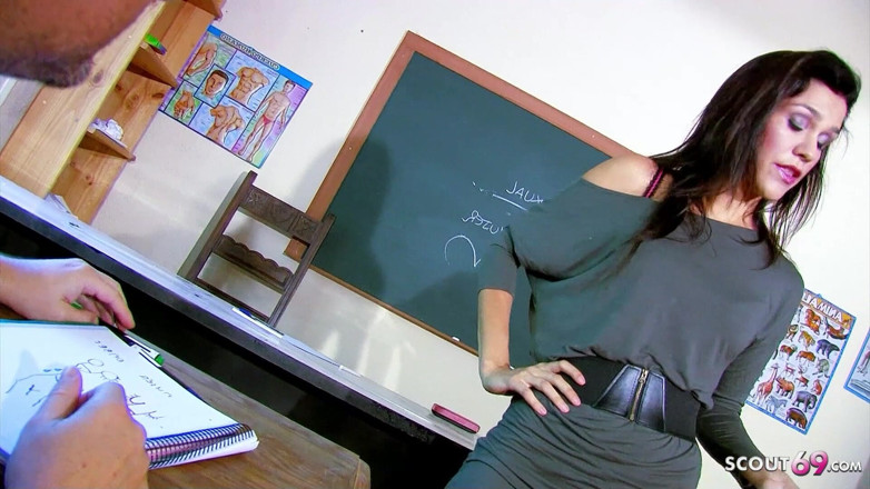 Full porn collection: Sexy dünne lehrerin samia wird von einem typen im sprachunterricht...