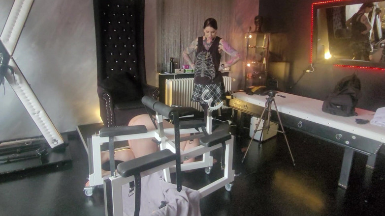Femdom-Team-German: Nos presenteamos com um estúdio alugado - A massagem na próstata...