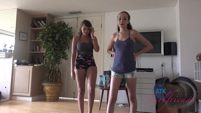 ATK Fans (Girlfriends): Branlette virtuelle, pipe et footjob avec deux brunes Victoria Rae...