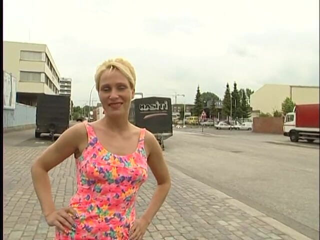 Lucky Cooch: Une blonde aux cheveux courts montre ses beaux seins à l'extérieur