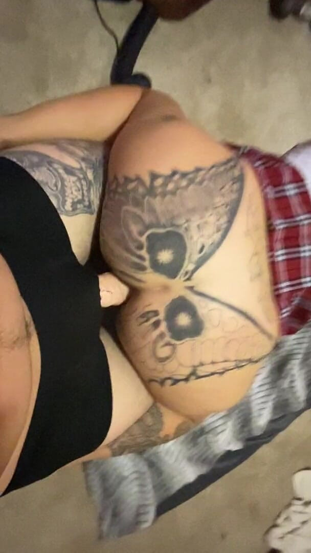 MzKiTTy91: Awek kolej putih dengan pantat besar dikongkek keras gaya doggy...