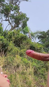 我让一个陌生人在海滩上拍摄我，我用非常湿润的口交奖励了他！