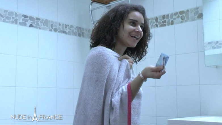Nude in France: Giovani Metis dell'isole vengono sbattuta duramente al mattino presto