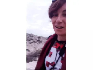 Elle marche excitée