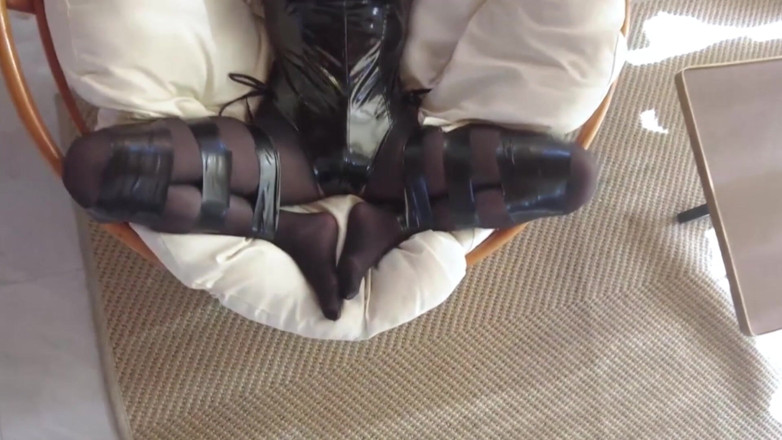 Aisan girl bondage: Mz16 - o chinezoaică purtând ciorapi negri și un costum de latex...
