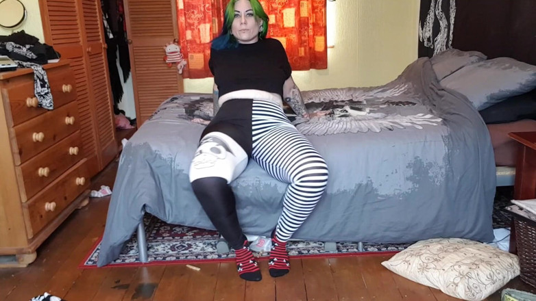 Tattooed Milfy Mama: PAWG streching a stříkání v legínách