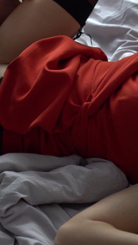 Memek dan gaun merah cewek hot rambut cokelat ini dicrot sperma hangat di kamar hotel