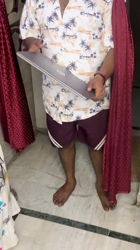 La matrigna desi ha sorpreso il figliastro a guardarsi il cambiamento - ha preso il video hindi
