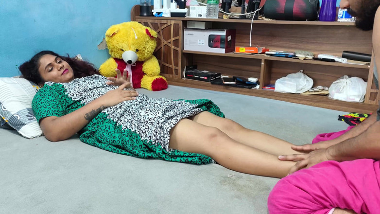 Vaishnavysharunraj: Malayali Wife Feet Massage Doing by Husband
