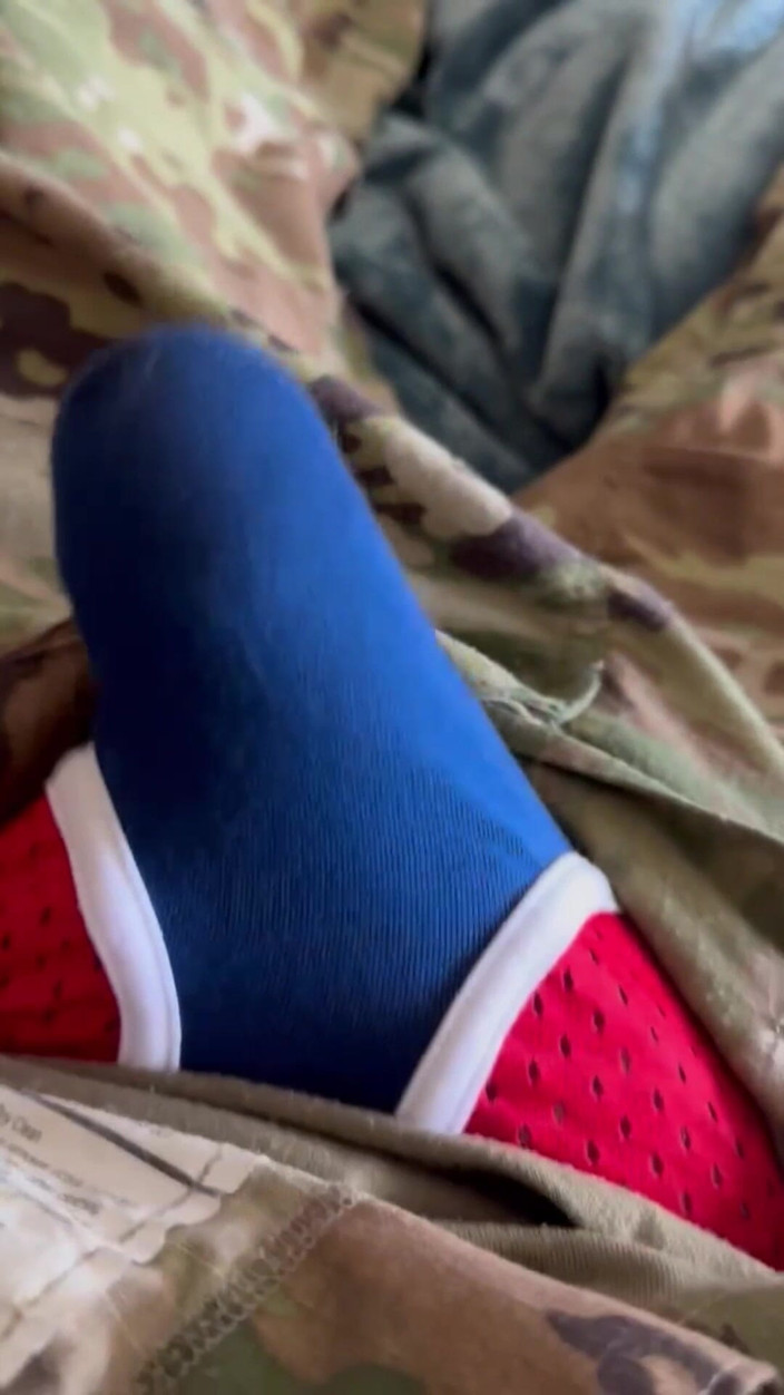 Gay Soldier Stuff: Honění v uniformě Do kondomu, který je už plný mrdky...