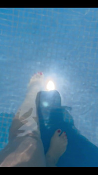 Ich will eine fußmassage am pool