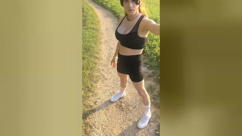 TV_Helena: 慢跑与一个充满的膀胱！伟大的变性人湿润与巨大的横梁直向下！