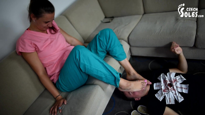 Czech Soles - foot fetish content: I bei piedi perfetti dell'infermiera adorati da un medico