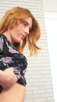 Menina trai o namorado com agente