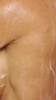 La spettacolare MILF mora ama farsi scopare in bagno