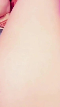 Geile lesbe macht eine tolle session, von einem großen dildo bis zum orgasmus gefickt