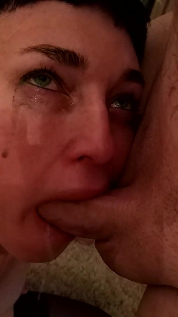 Amateur Milf: Трах в обличчя, мамка глибоко заглотує