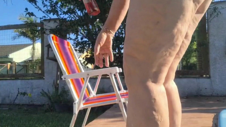 Priscila: Ibu tiri saya menunjukkan bikini baru di kolam renang umum.