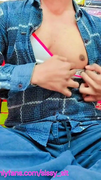 Travesti Herkesin Içinde Klitorisini Teşhir Ediyor Ve Mastürbasyon Yapıyor