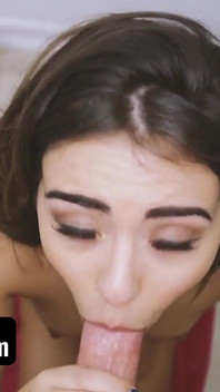 Hete babe werd ingeschakeld na het zien van pornovideo's op de computer van haar stiefbroers
