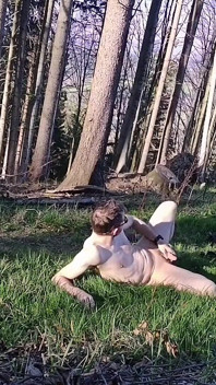 Naken i skogen