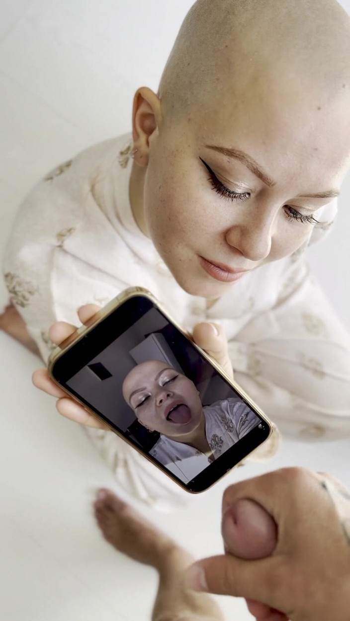 Vilu_and_Mi: Cumtribute – awek botak membersihkan telefonnya selepas itu