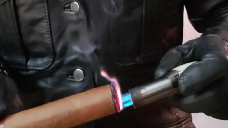 MusclesCigarsFFPig: Fumatore di sigari e pipa in bluf