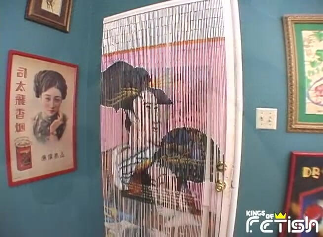 Big Tits for You: Napalona brunetka dostaje swoją cipkę penetrowane przez ogromne wibratory i...