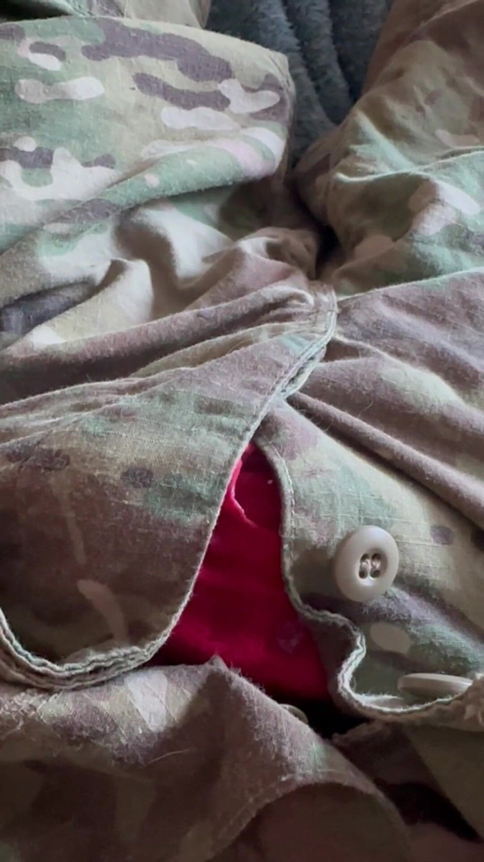 Gay Soldier Stuff: Tentara ngocok pakai seragam dan muncrat di balik celana boxer...