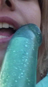 Ich jage meine fotze - teenie-mädchen kristina spielt mit ihrer muschi in einem Steinbruch