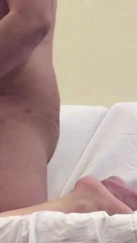 Une femme soumise à gros cul et gros nichons se fait fesser puis presser les seins