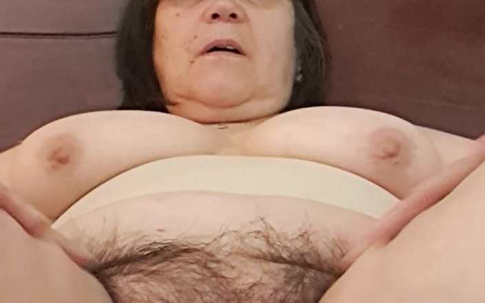 Mommy big hairy pussy: 打开毛茸茸的妓女的外壳