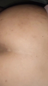 La mia ragazza vergine prende il mio grosso cazzo nella sua figa. Brava ragazza in posizioni di sesso con il fidanzato