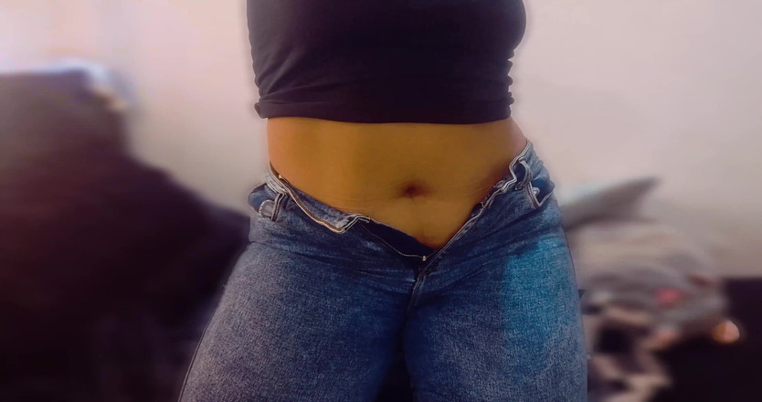 Uncut Lil Midget and Latina Freaky Friends: Une ourse éjacule si fort dans la chambre du goon