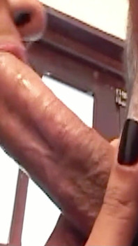 Latina Napalona Tranny dostaje swoją pierwszą analną prezerwatywę jebanie