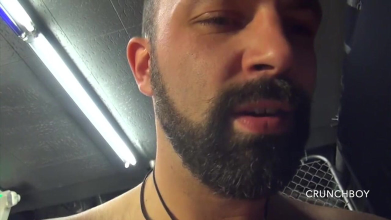 Gaybareback: Masculinos meninos peludos fodendo nos bastidores