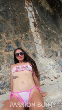 Thư giãn và khiêu vũ trong bộ bikini gợi cảm