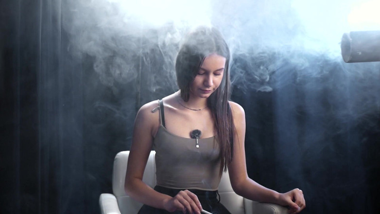 Russian Smokers: Sesi merokok solo yang tenang di studio dengan asap lembut...