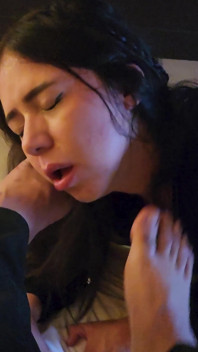 Menjilati kaki lezat pemilikku