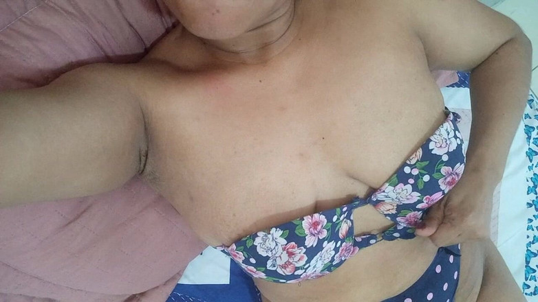 PATY PATY: La matrigna arrapata è una troia tremenda che squirta con l'aiuto...