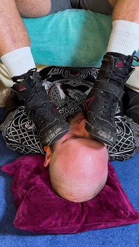 Malek, boxeur non enlaché, déshabille les bottes pour adorer les semelles