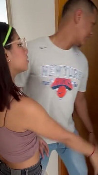 Sexo caseiro real com mulher latina sexy com bunda enorme gosta de cavalgar um pau moreno enorme cheio de leite