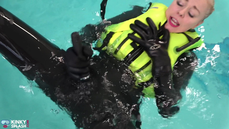 UKCuteGirl Lucy Lauren: Neoprene Lust: Potěšení v bazénu s nafukovacím šnorchlováním vest