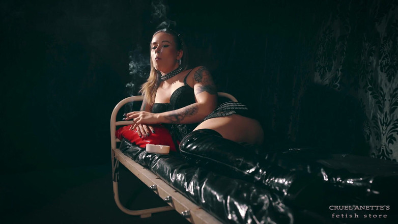 Cruel Anettes fetish world: Fumando em lingerie preta