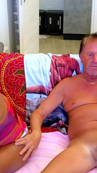 Dernier show de sexe en direct sur strip-tease, Gigi et Dave, couple de transsexuelles et d’hommes, POV, derrière la scène, sexe devant une webcam, 30.05.2025, épisode 4