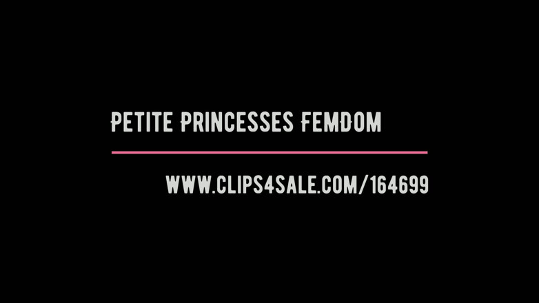 Petite Princesses Femdom: Chica pelirroja se cepilla los dientes y escupe en la...
