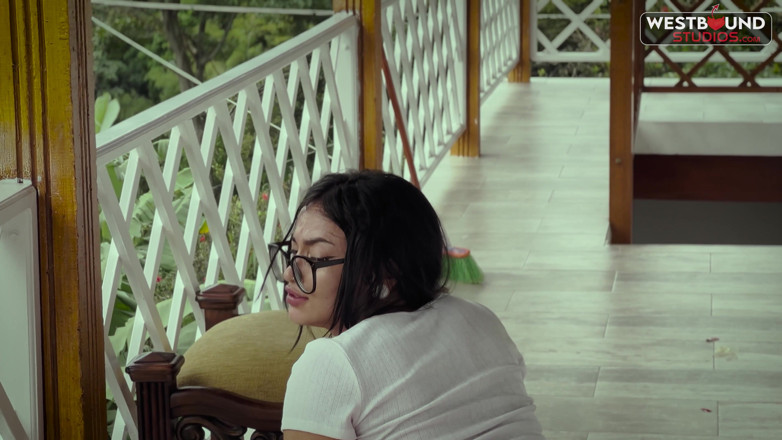 Run good girls: Lola Hendricks mengongkek bos untuk tidak kehilangan pekerjaan