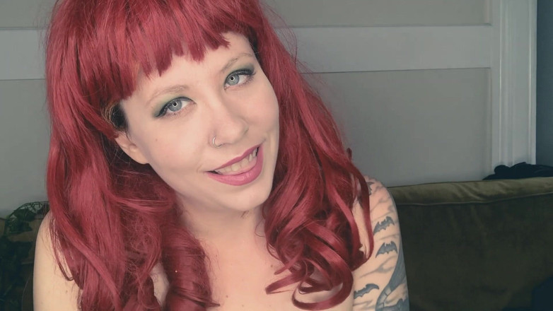 Deanna deadly: Ivys tease and poison kiss for POV superhero